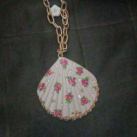 Betsey Johnson White Gray Seashell Pendant Necklace Floral Print - Picture 3 of 4